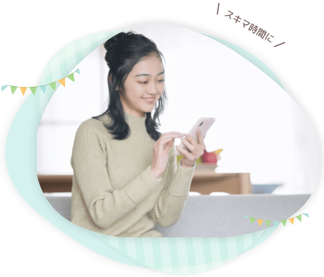 スキマ時間にリビングで写真をアップしている女性の画像
